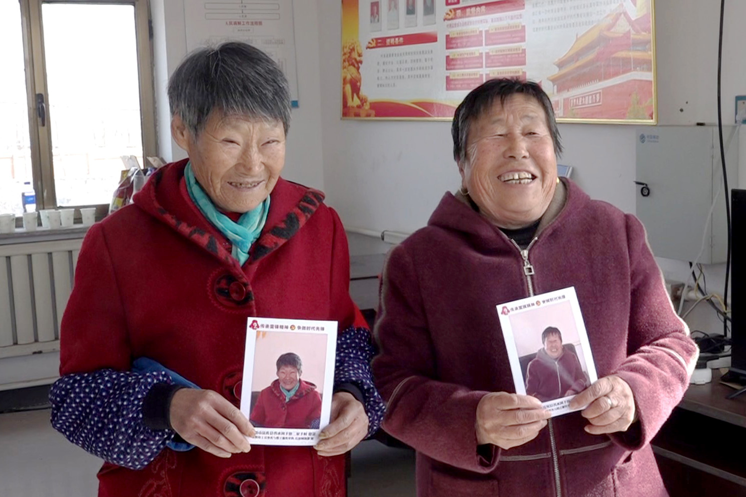 图1 村里老人分享“明星照”.jpg