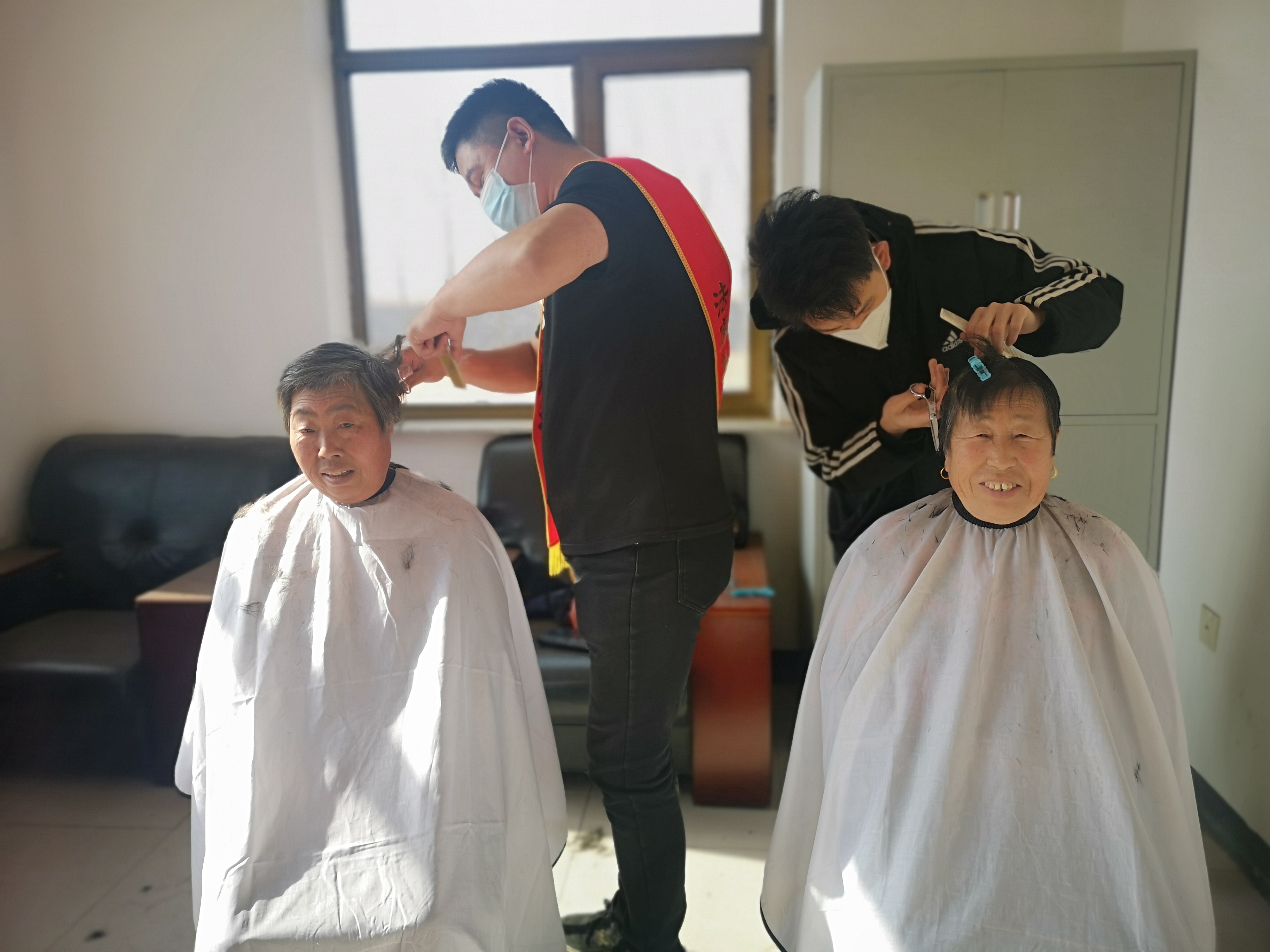 图2 “托尼”老师们展手艺.jpg