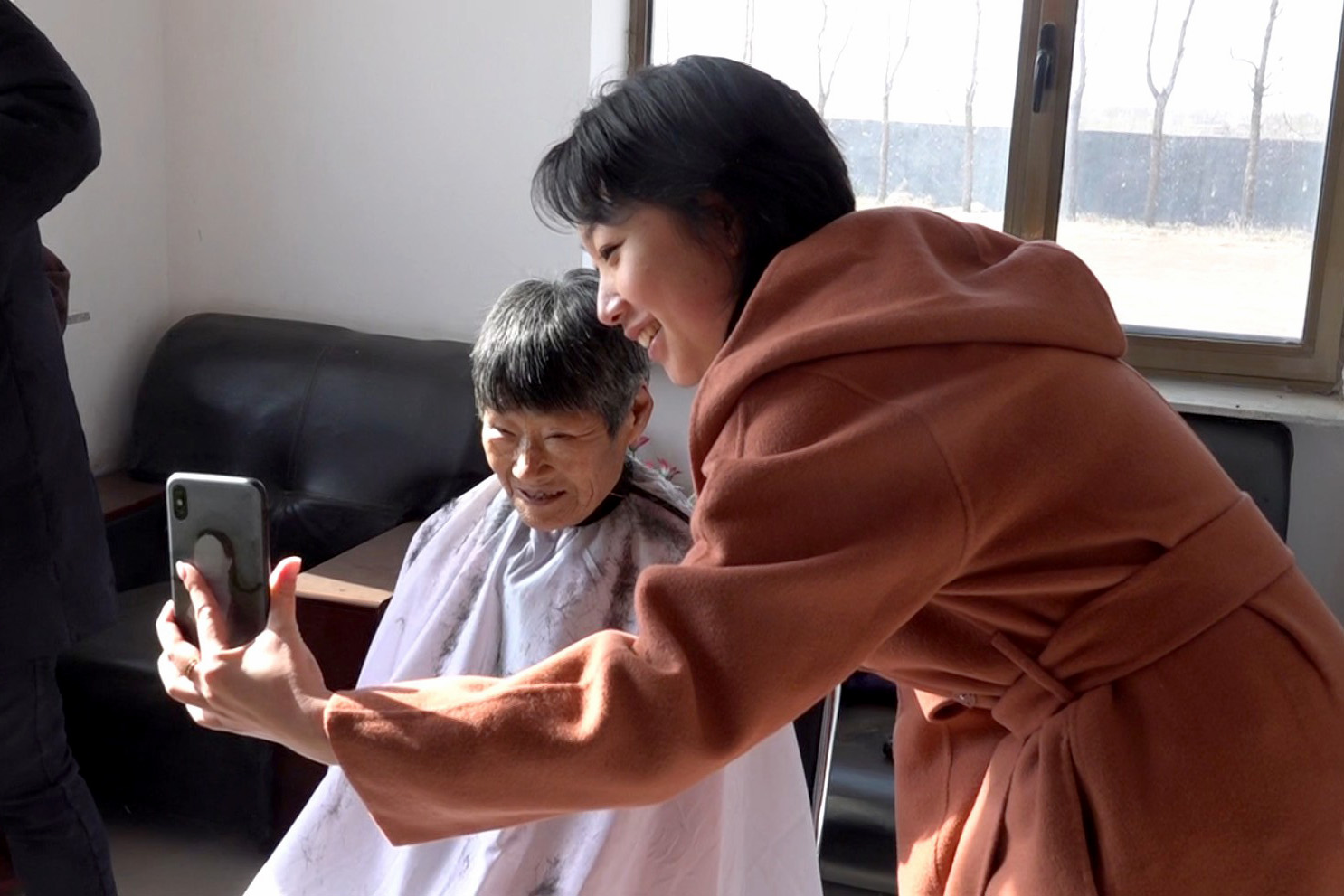 图3 大娘开心地欣赏着自己的新造型.jpg