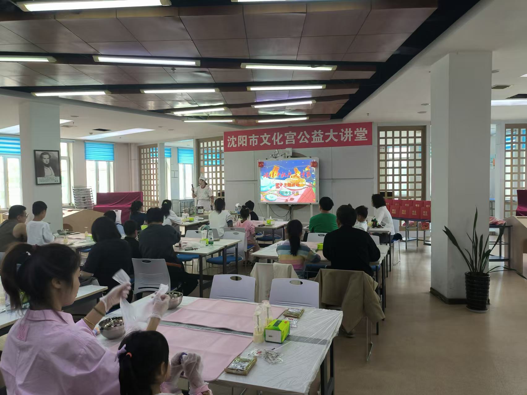 文化宫制作月饼.jpg