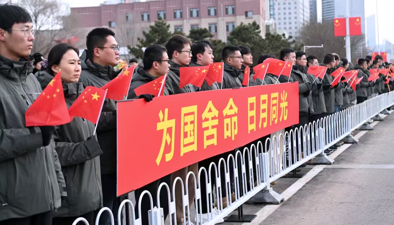 英雄回家 职工迎归03.jpg