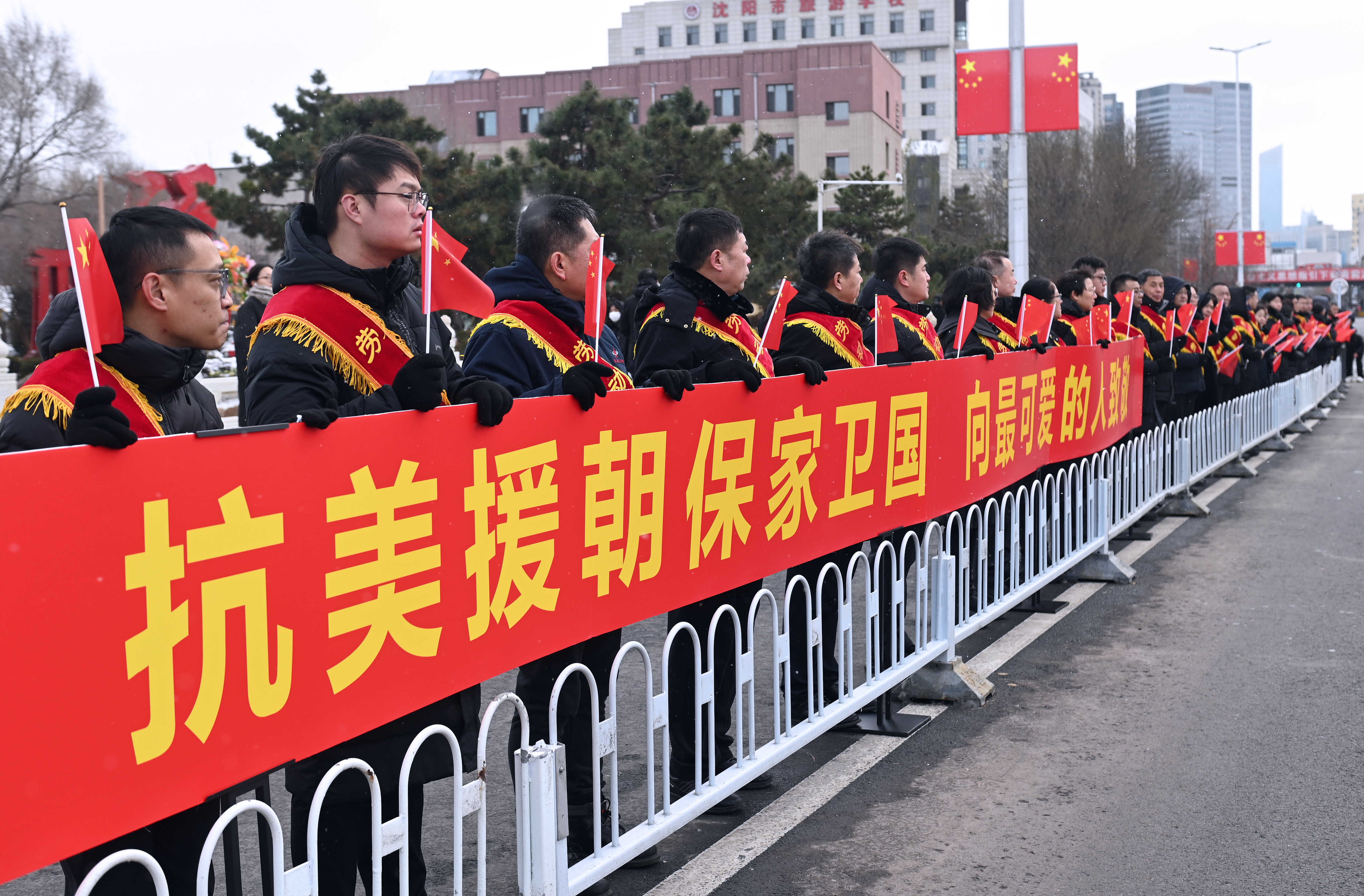 英雄回家 职工迎归04.jpg