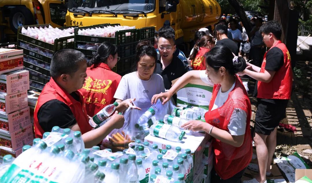 工会为受灾小区送物资.jpg